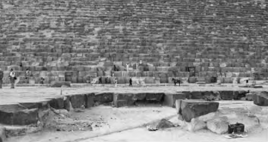 Figure 10.14. The basalt pavement east of the Great Pyramid